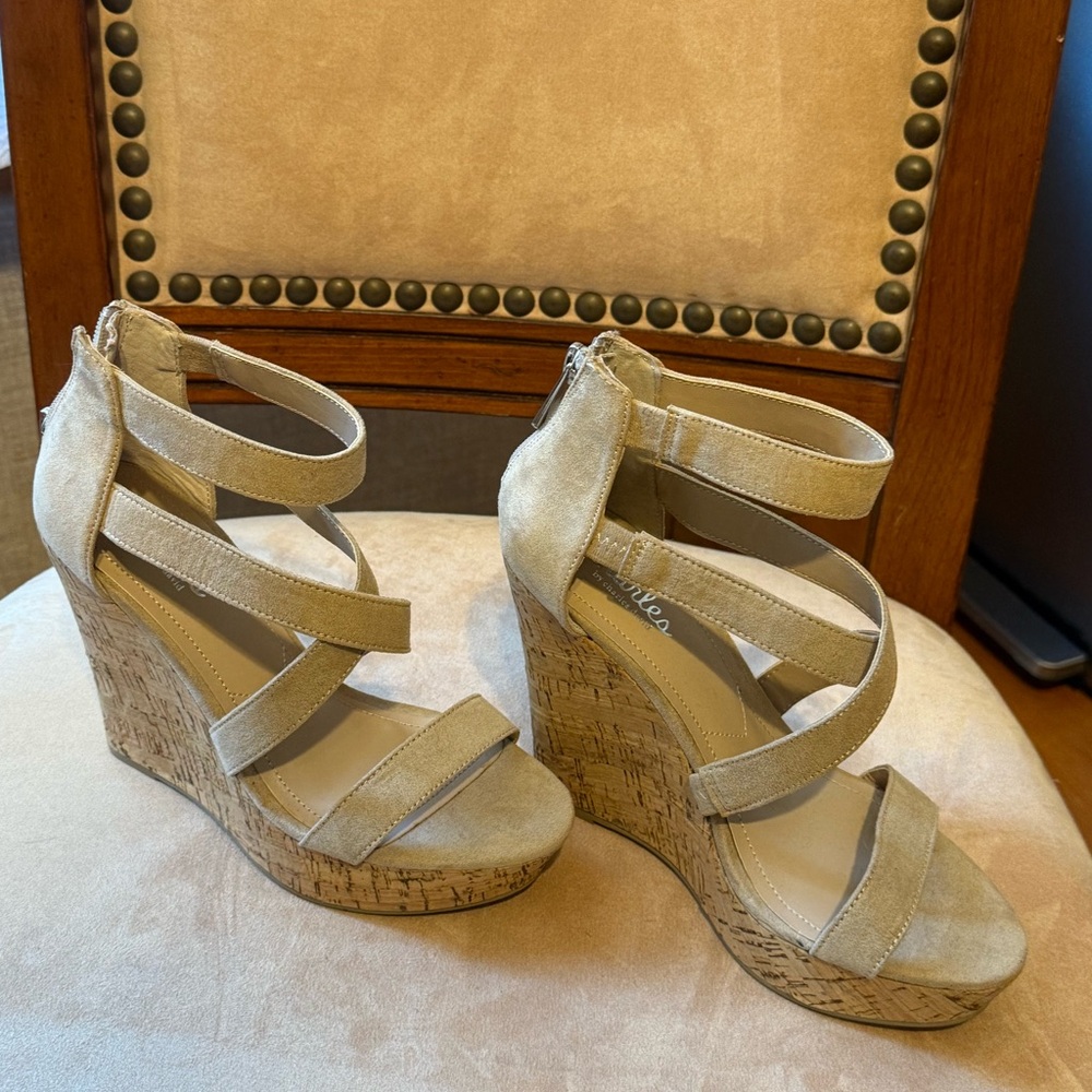 Charles by Charles David Wedge size 6